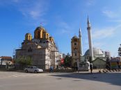 A Ferizaj (Kosovo): mosquée et église dans le même jardin
