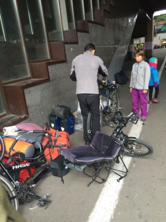 Remontage des vélos sur le quai de la gare de Moscou